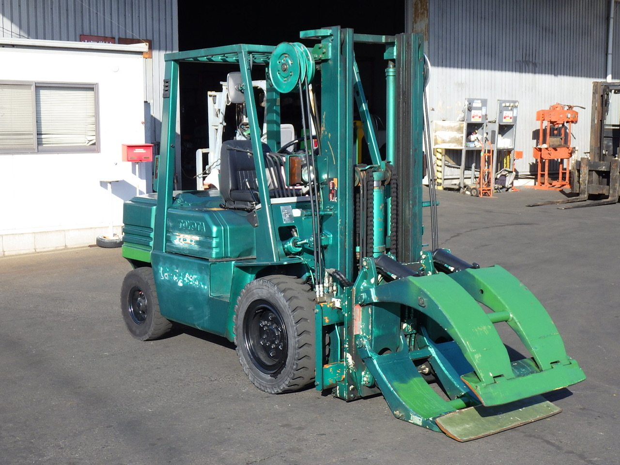 Xe nâng gắn bộ kẹp cuộn giấy hoạt động bốc xếp hàng hóa dạng ống tròn