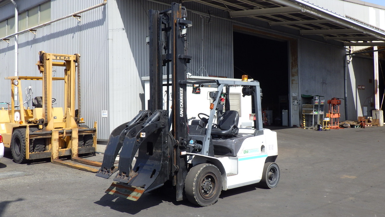 Xe nâng gắn bộ kẹp cuộn giấy hoạt động bốc xếp hàng hóa dạng ống tròn