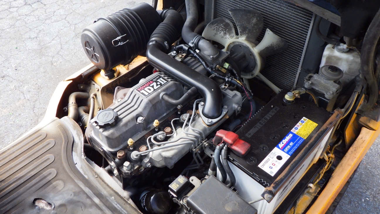 Khoang động cơ dầu Toyota 1DZ-II nguyên bản trên xe nâng Toyota 1.5 tấn