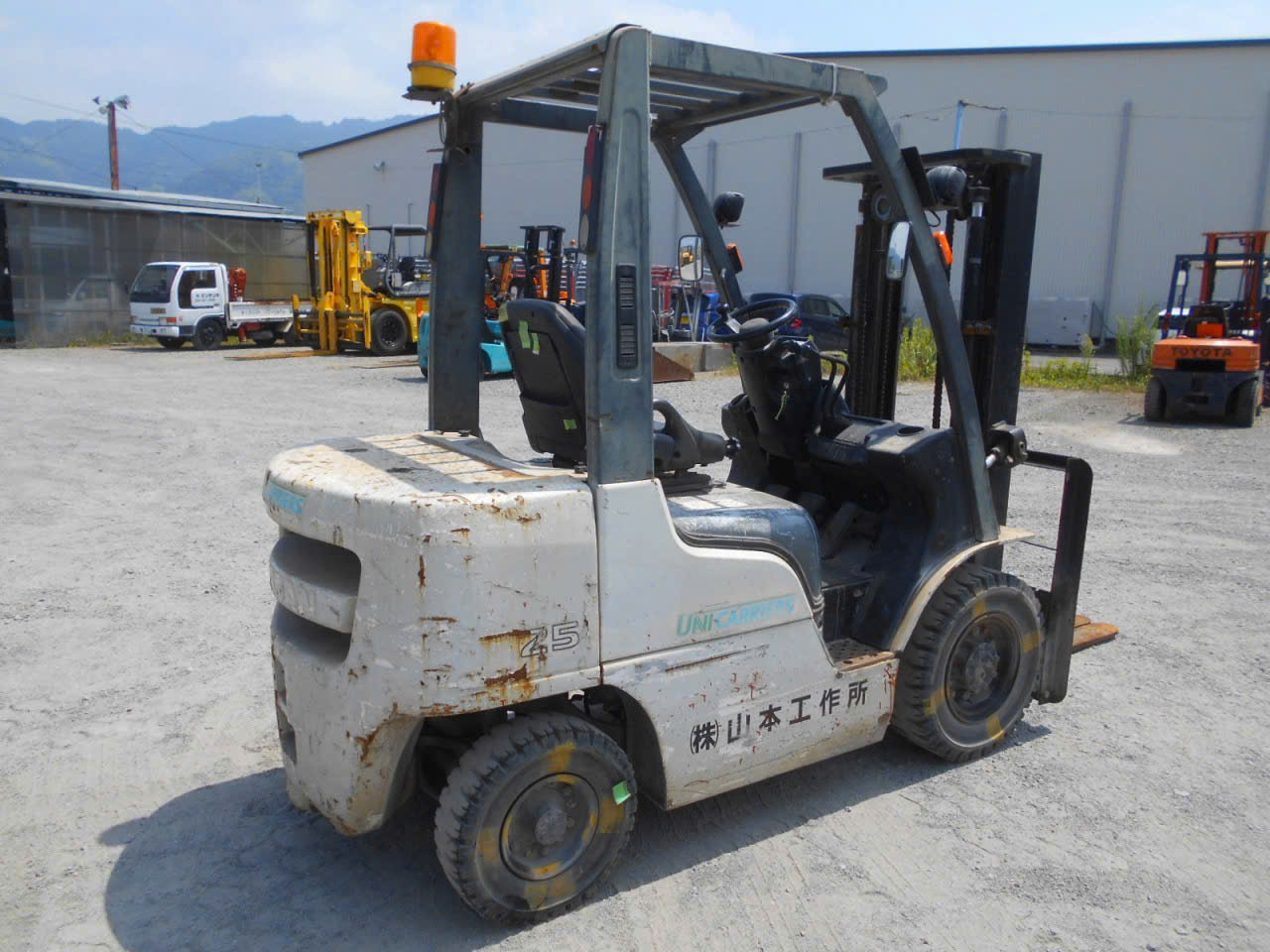 Thân sườn xe nâng dầu Nissan 2.5 tấn lốp đặc đơn vững chãi