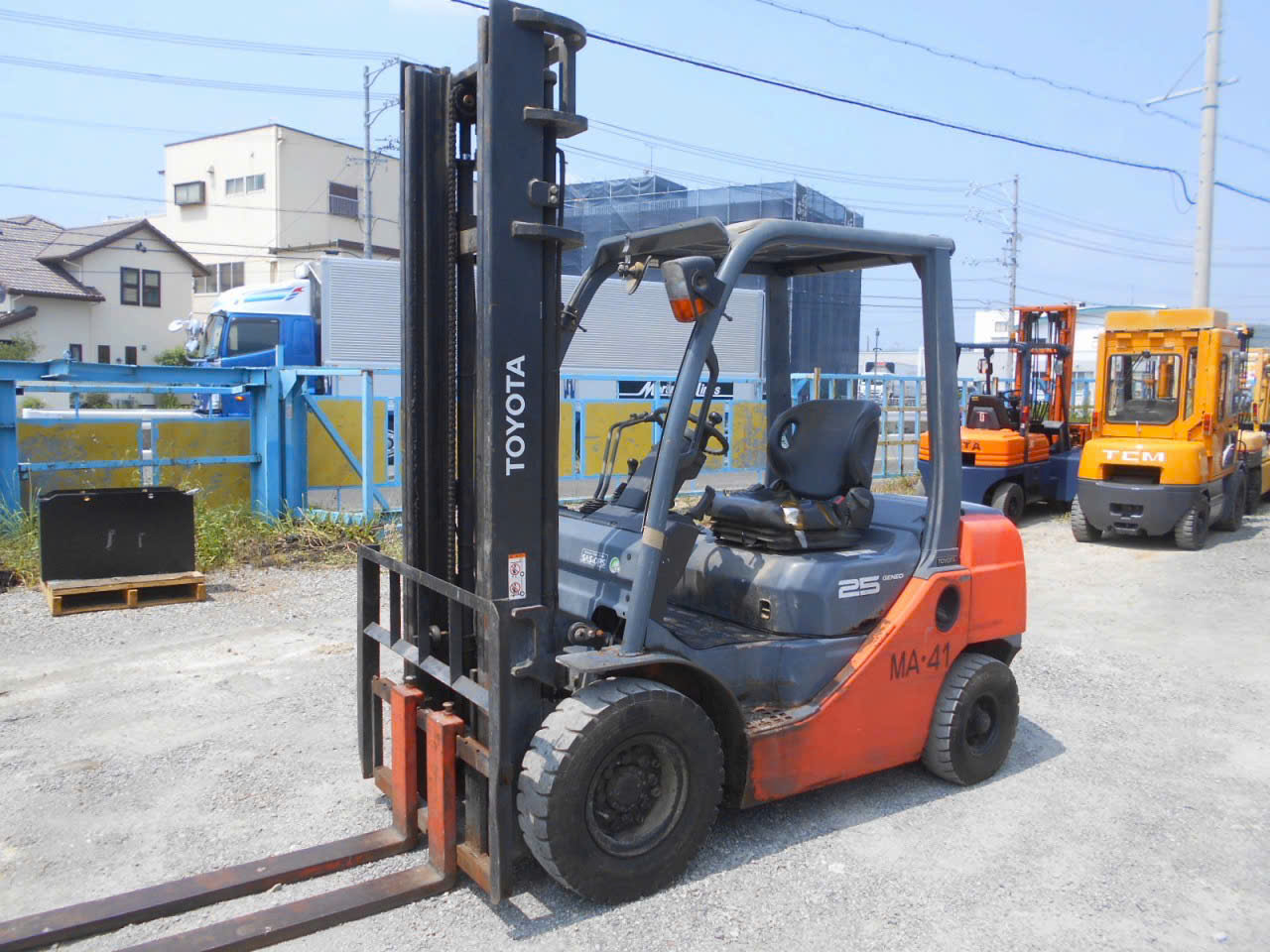 Xe nâng dầu cũ 2.5 tấn Toyota 8FD25 tháp 4m số sàn giá rẻ