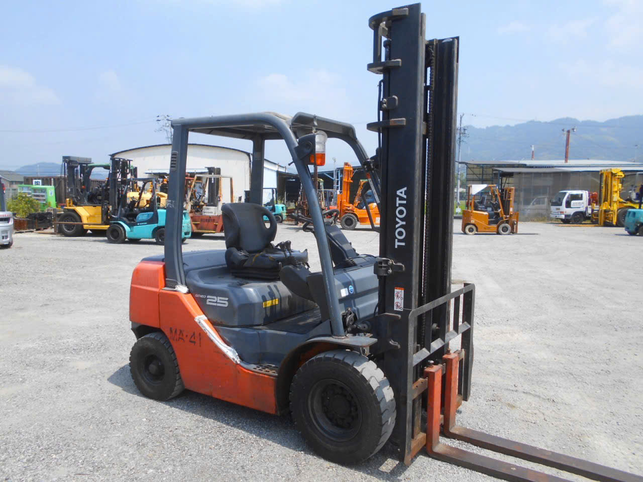 Khoang lái cabin công thái học và vị trí tay trang thủy lực xe nâng Toyota 2.5 tấn