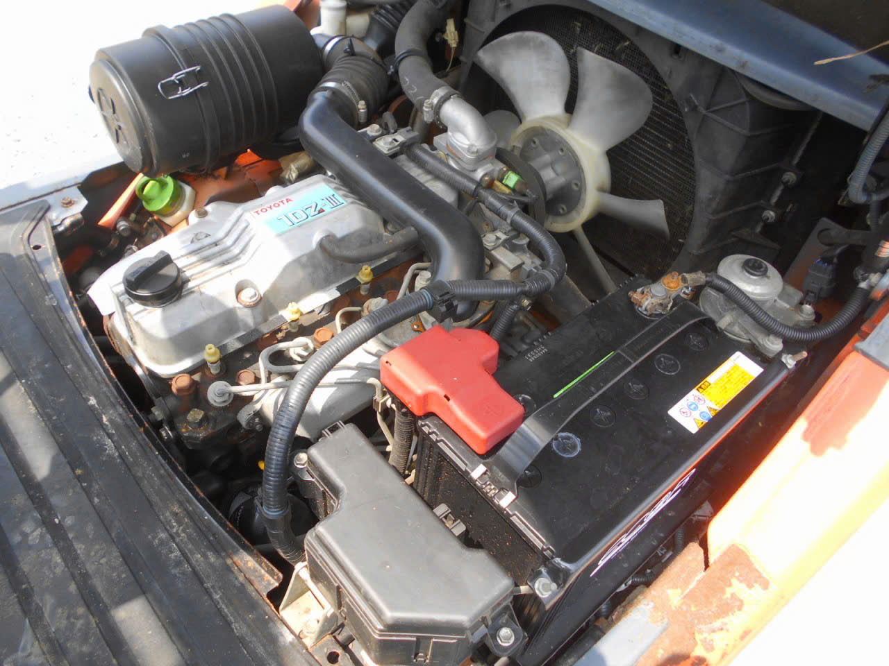 Khoang động cơ dầu Toyota 1DZ-III nguyên bản trên xe nâng Toyota 2.5 tấn
