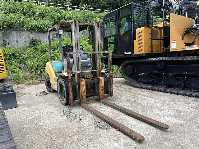 Xe nâng dầu cũ 3 tấn Komatsu FD30C-15 số sàn càng dài 1.81m dịch giá