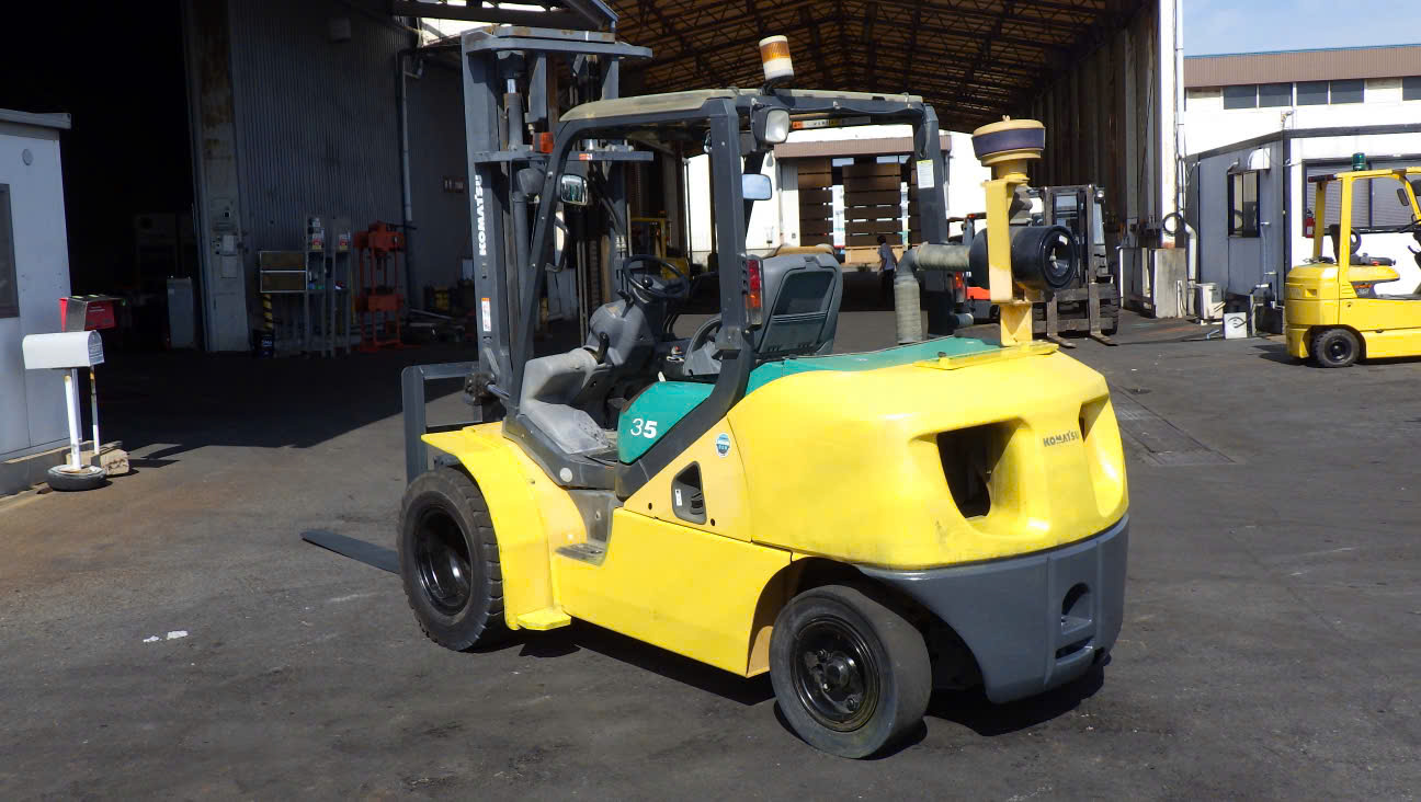 Chi tiết phía sau và bầu lọc gió lấy gió trên cao xe nâng Komatsu 3.5 tấn