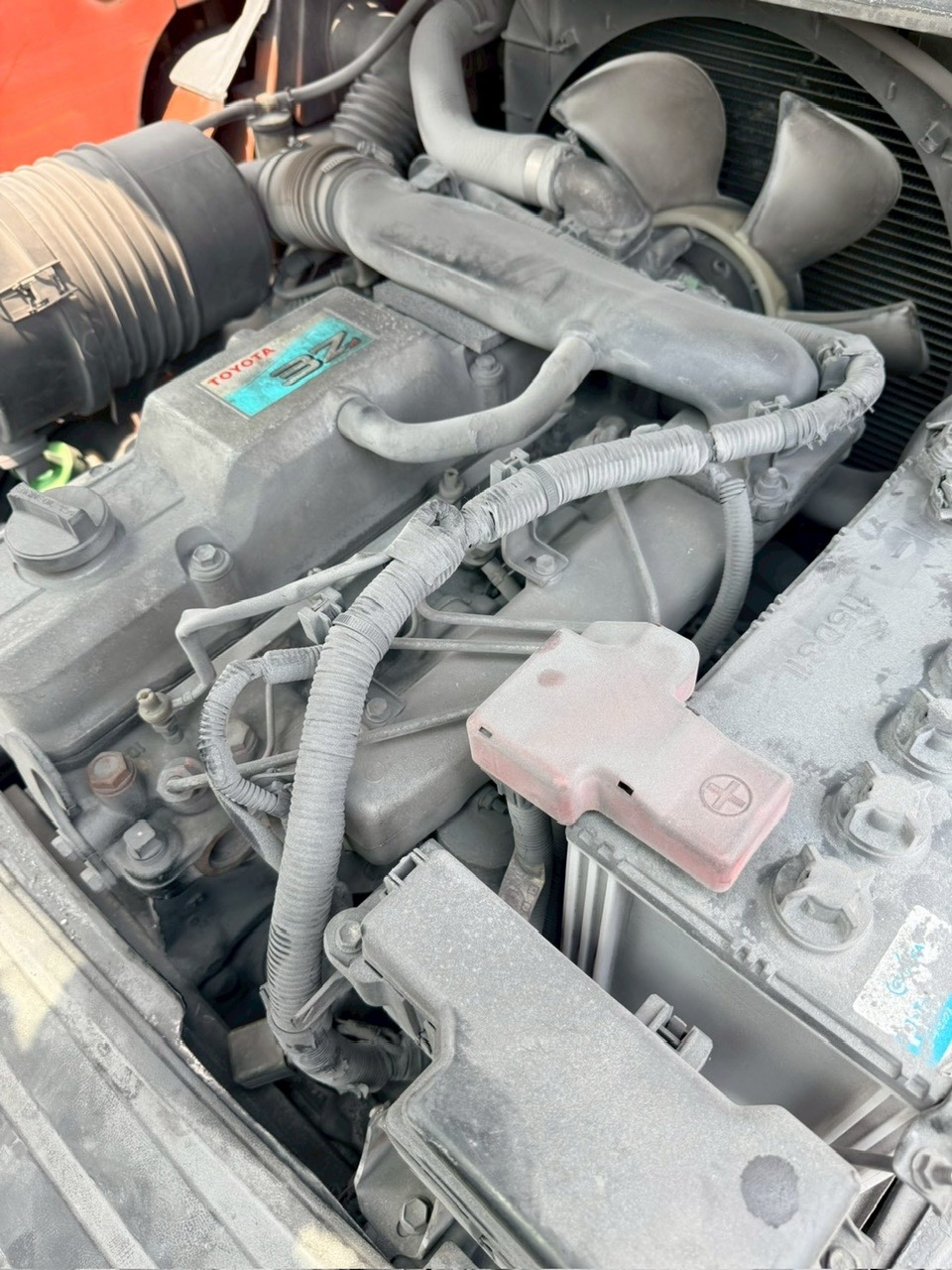 Chi tiết khoang động cơ Toyota 3Z và quạt làm mát trên xe nâng Toyota 3.5 tấn