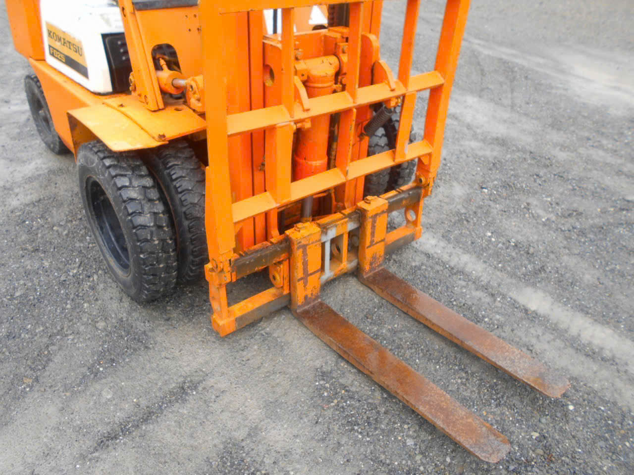 Hệ thống bộ công tác gật gù thủy lực và lốp kép xe nâng dầu Komatsu 2.5 tấn