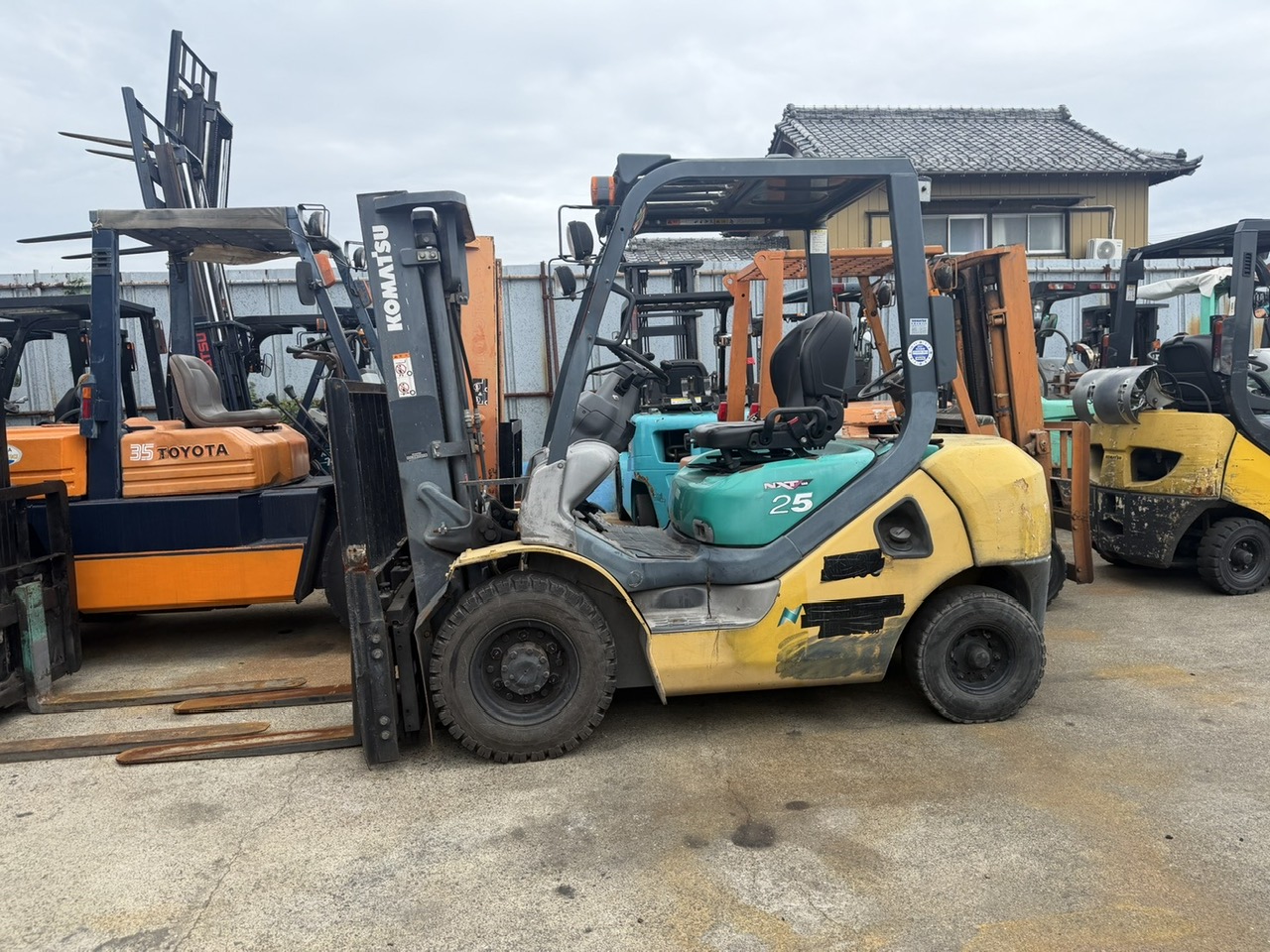 Xe nâng dầu cũ 2.5 tấn Komatsu FD25-16 số tự động dịch càng