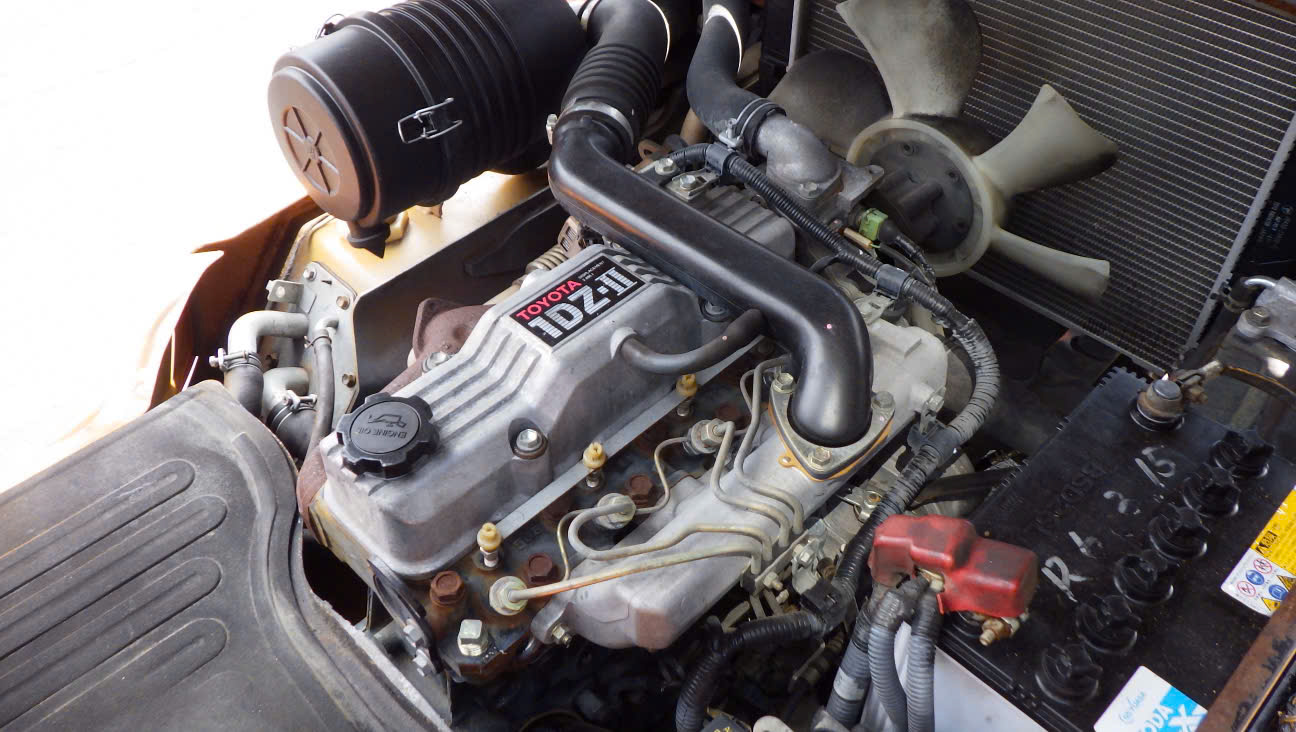 Động cơ Toyota 1DZ-II nguyên bản khô ráo trên xe nâng dầu cũ Toyota 2.5 tấn đời 2005