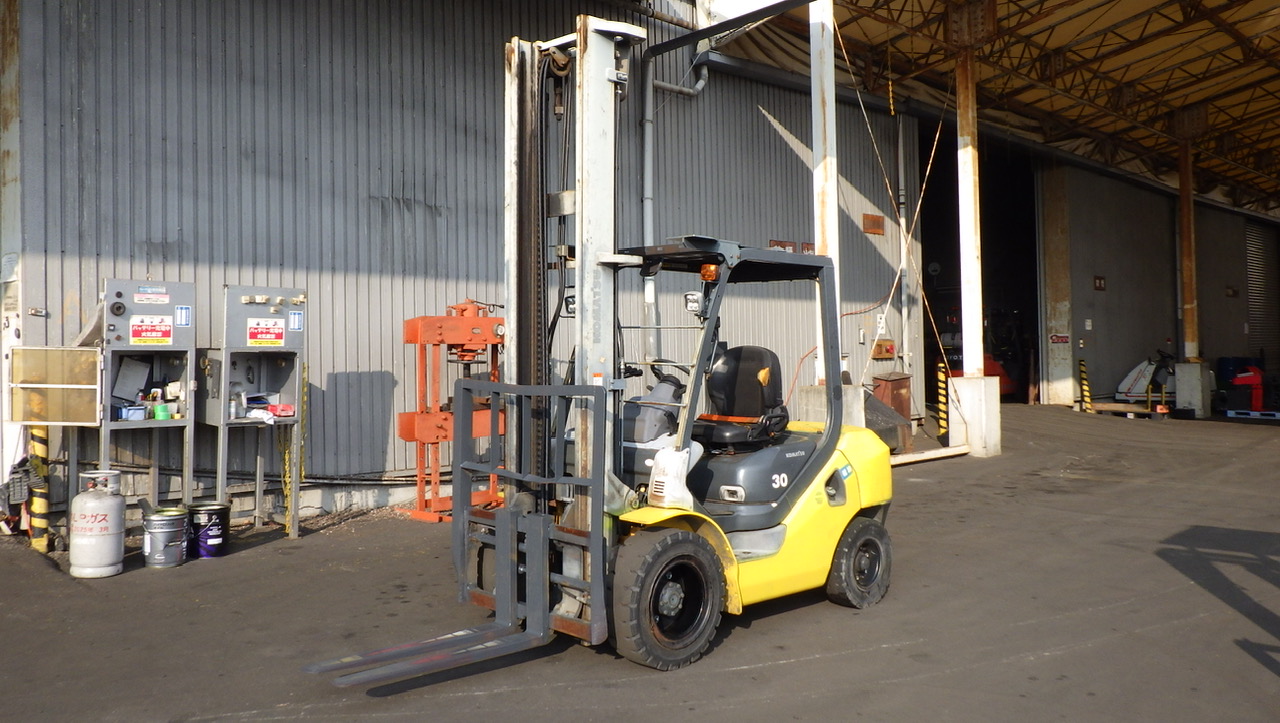 Xe nâng điện gắn bộ dịch càng đang bốc xếp hàng hóa trong kho