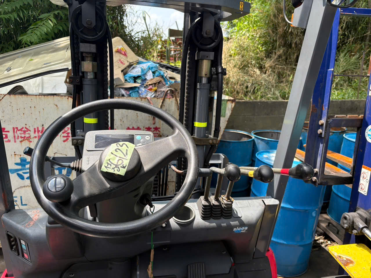 Khoang cabin tay lái vô lăng và cần van thủy lực dịch giá xe nâng điện Nichiyu 2.5 tấn