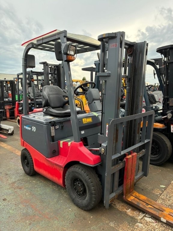Khoang lái vô lăng và cần điều khiển thủy lực xe nâng điện ngồi lái NYK 1 tấn