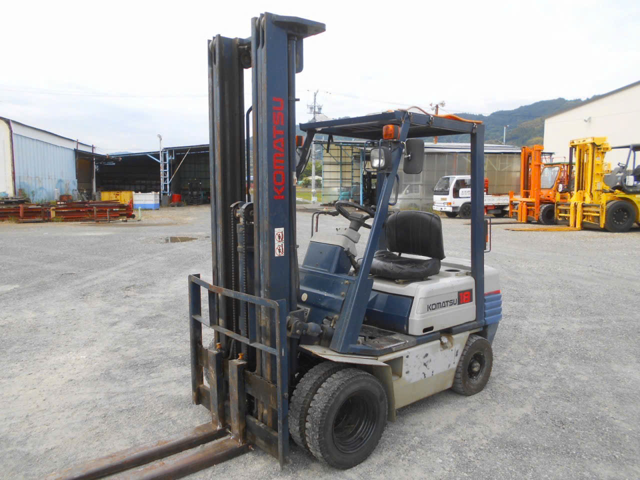 Xe nâng Nhật bãi 1.8 tấn Komatsu FD18-11 số sàn tháp nâng 3 tầng cao 5.5m