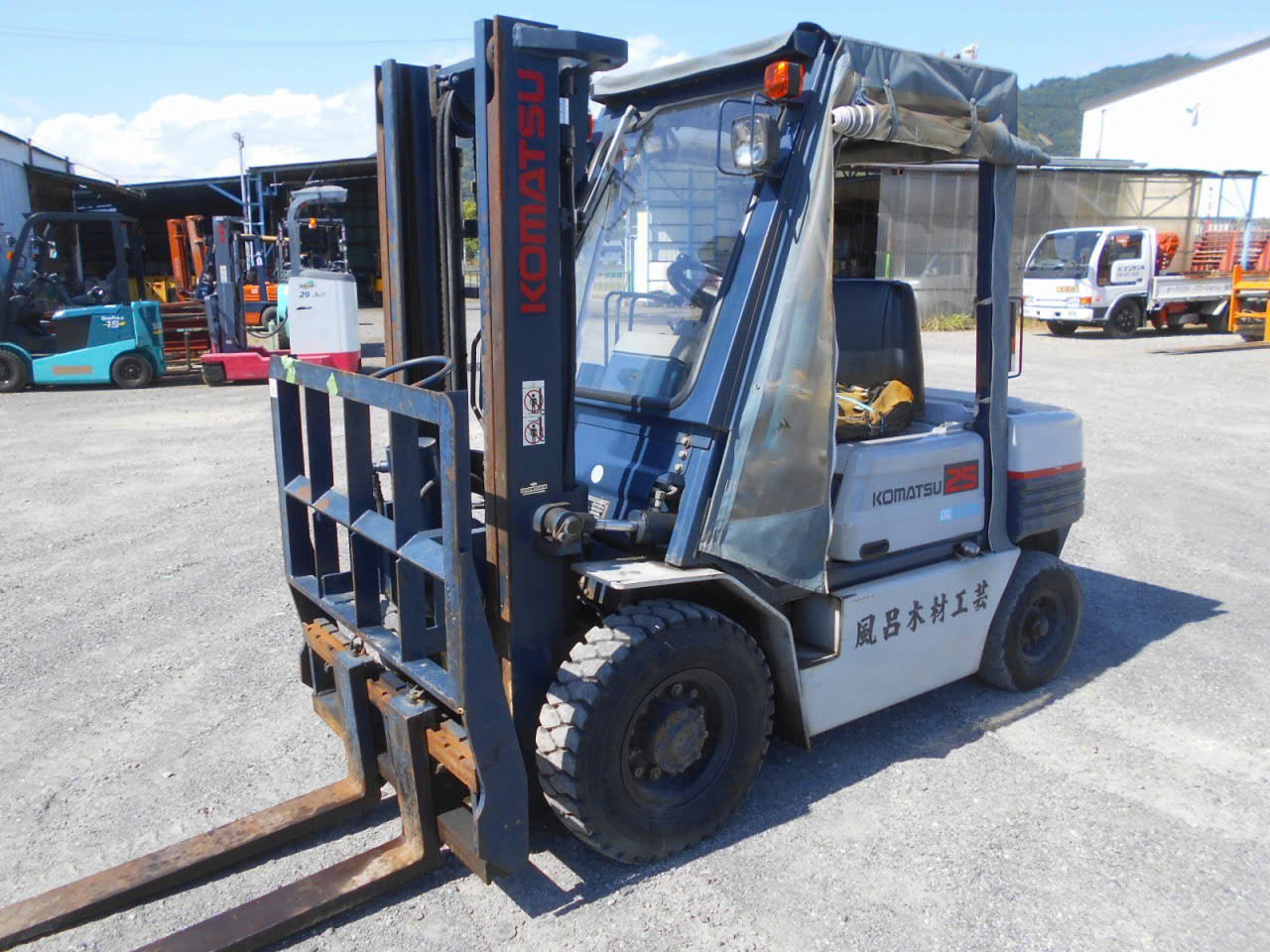 Xe nâng Nhật bãi 2.5 tấn Komatsu FD25-11 số sàn gật gù đời 1990