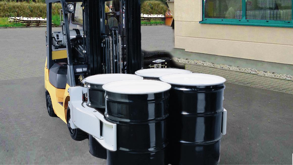 Xe nâng kẹp phuy thủy lực dòng ngàm đôi đang gắp hai thùng dầu phuy sắt xếp cao trong kho bãi