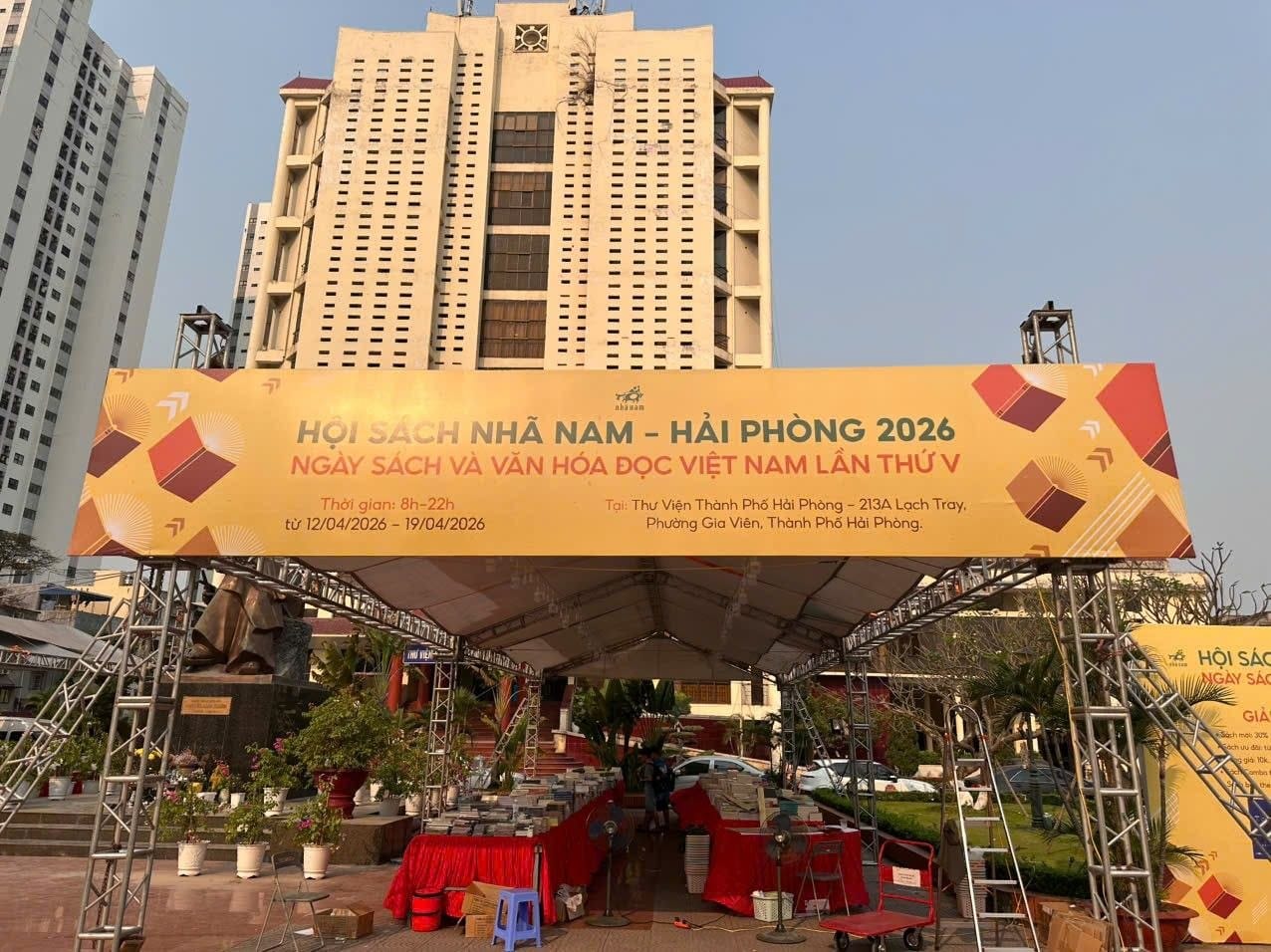 Một số hình ảnh cập nhật trong ngày mở màn hội sách Nhã Nam tại Hải Phòng.