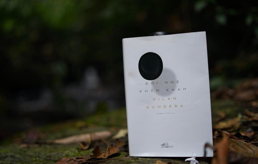 Review sách: ĐỜI NHẸ KHÔN KHAM – Milan Kundera