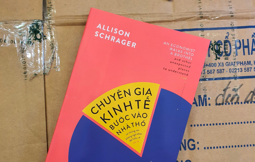 Review sách: CHUYÊN GIA KINH TẾ BƯỚC VÀO NHÀ THỔ - Kirkus Review