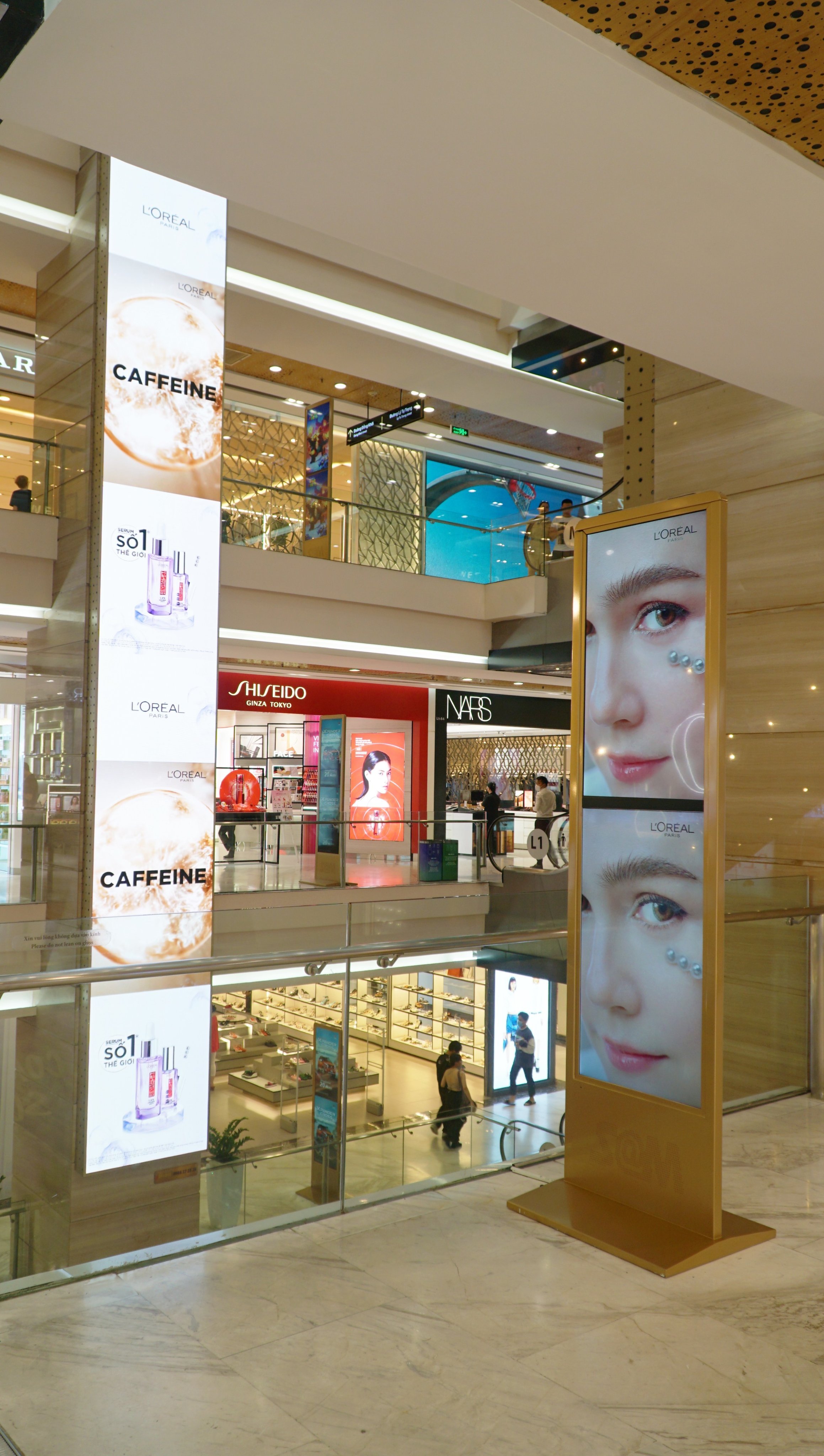 Kết hợp Màn hình LED Vincom Đồng Khởi và S@M (LCD Standee) — Chiến lược DOOH tối ưu cho nhãn hàng và fanclub