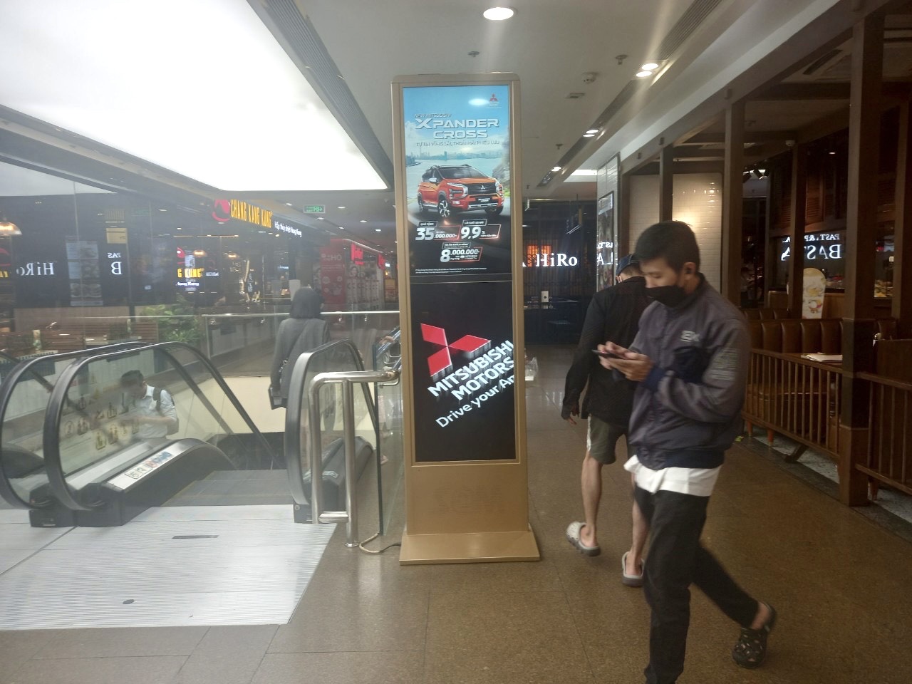 Màn hình S@M (LCD/ Standee) quảng cáo tại Trung tâm thương mại — Phủ sóng 63 tỉnh thành cùng Nam Thành Media Group