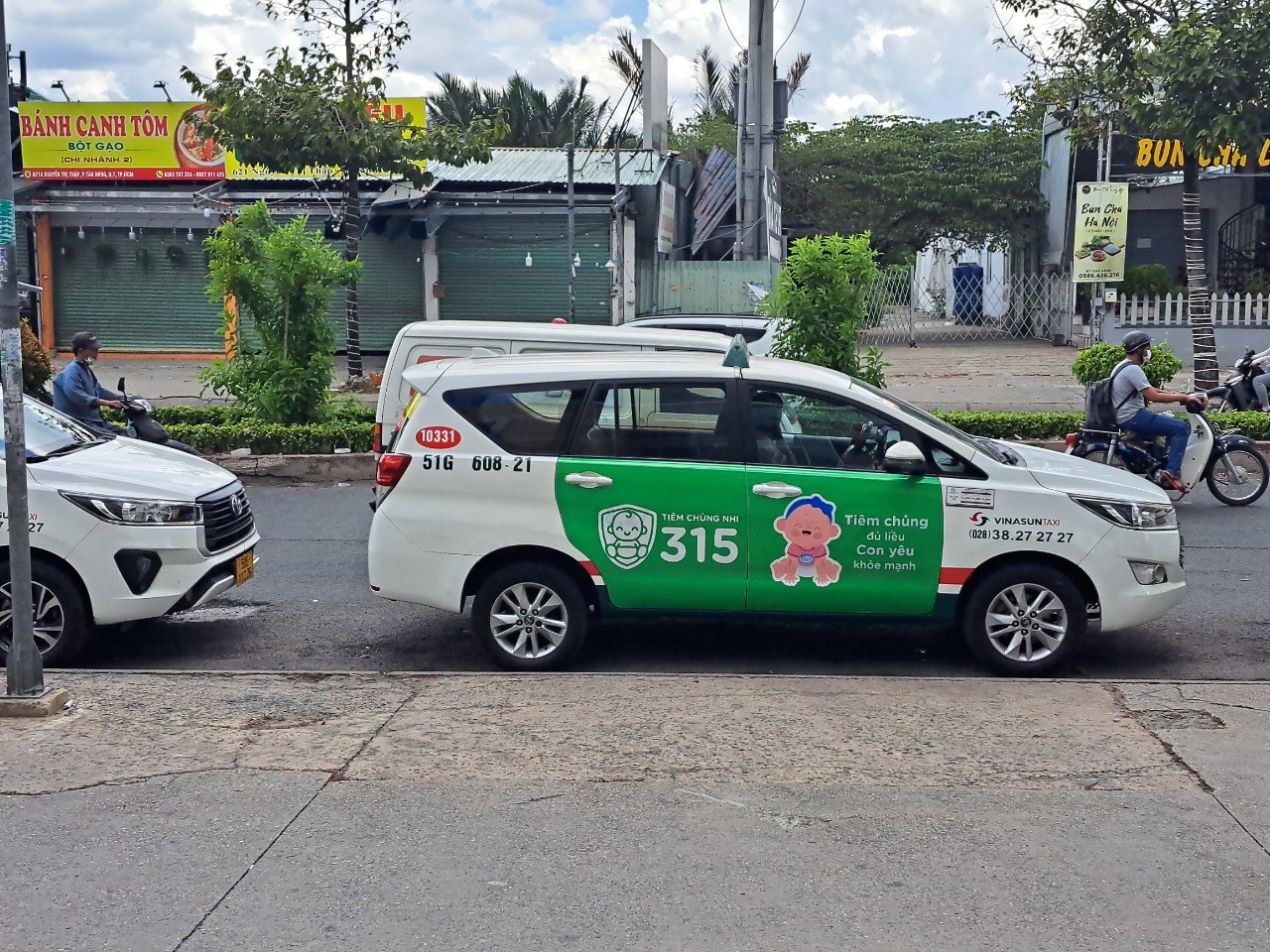 Dán decal xe Taxi