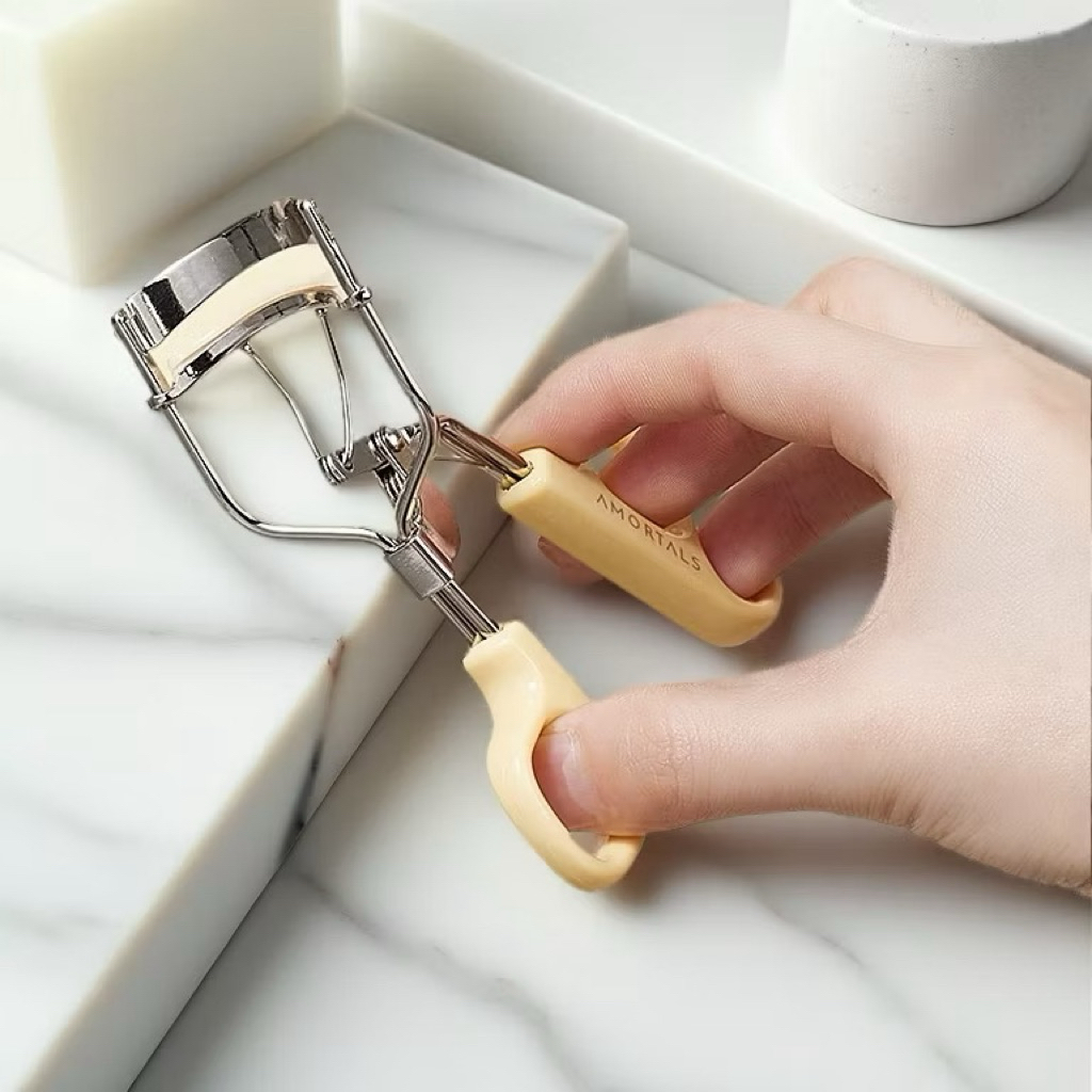 [AMORTALS] Kẹp Bấm Mi AMORTALS Uốn Cong Tự Nhiên Màu Vàng Xinh Xắn, Giữ Mi Lâu, Dễ Dùng Cho Người Mới