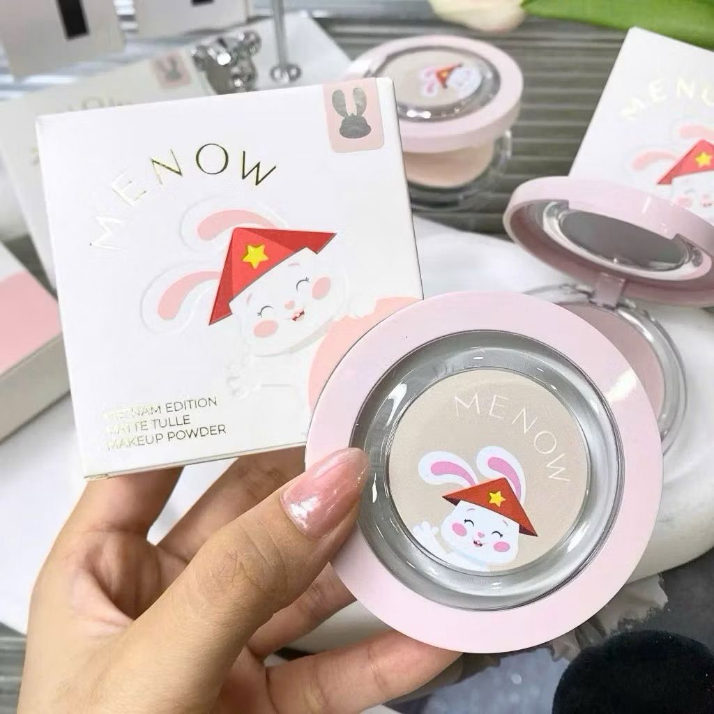 [TẶNG MÁ HỒNG] Phấn Phủ Menow Rabit Dạng Nén Vỏ Trắng Compact Powder Vietnam Edition, 8.5g
