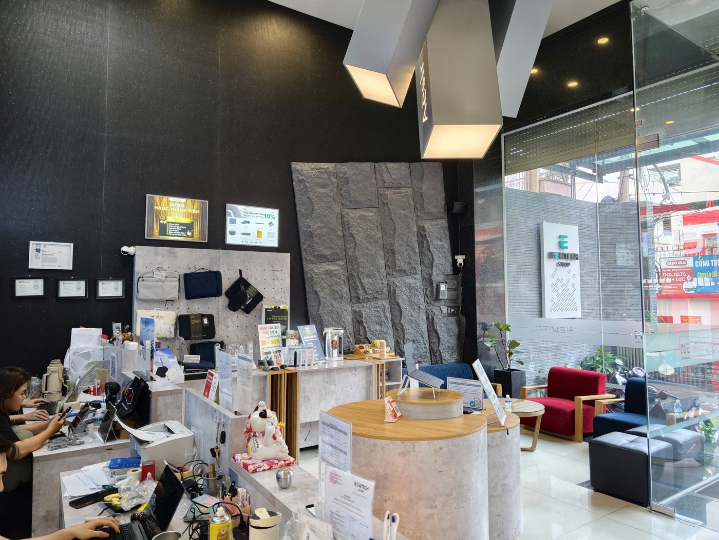Không gian phòng chờ máy lạnh tiếp đón khách hàng thoải mái tại NewTechShop