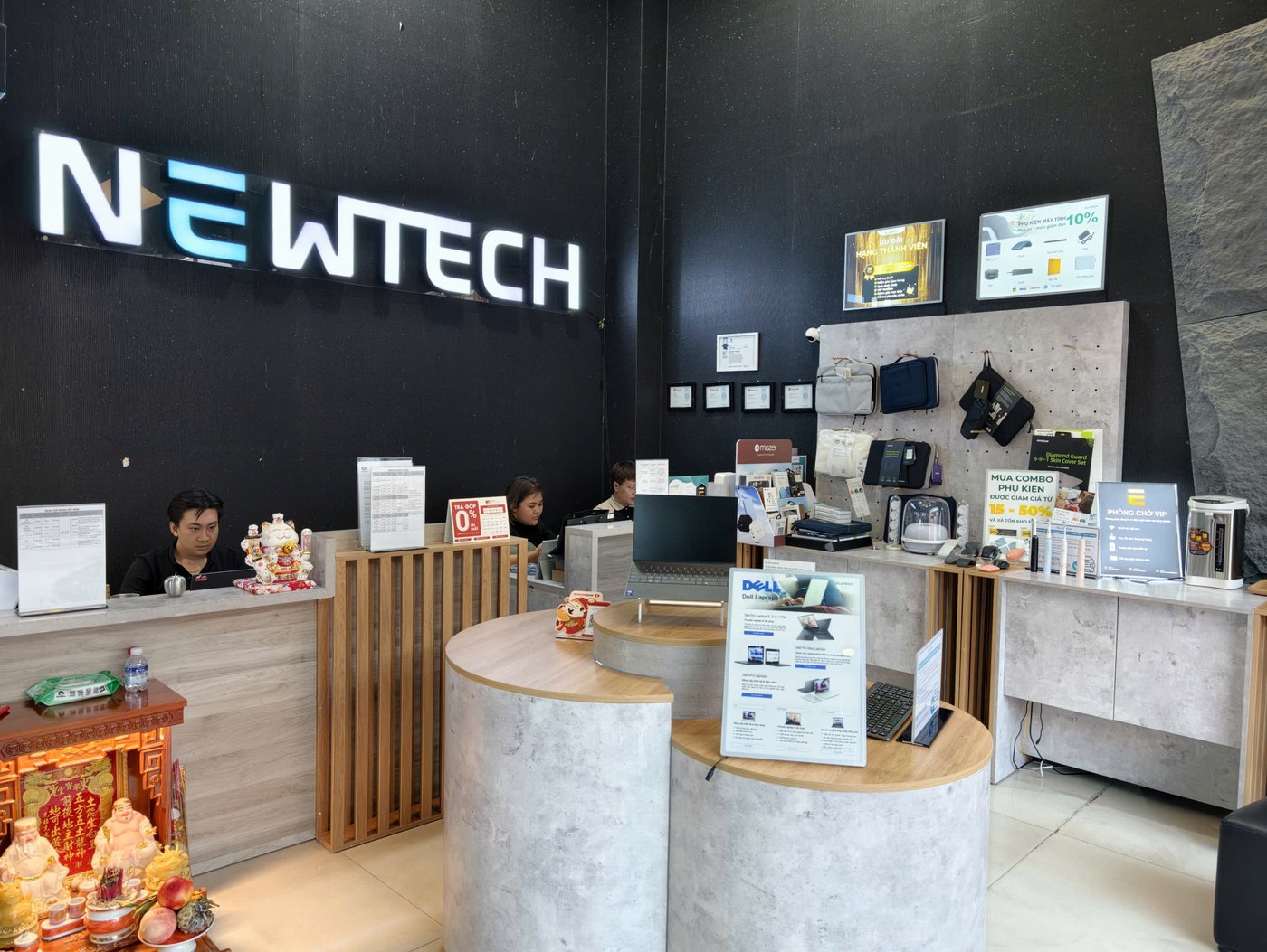 Quầy tiếp nhận và đo đạc lỗi laptop trước mặt khách tại NewTechShop