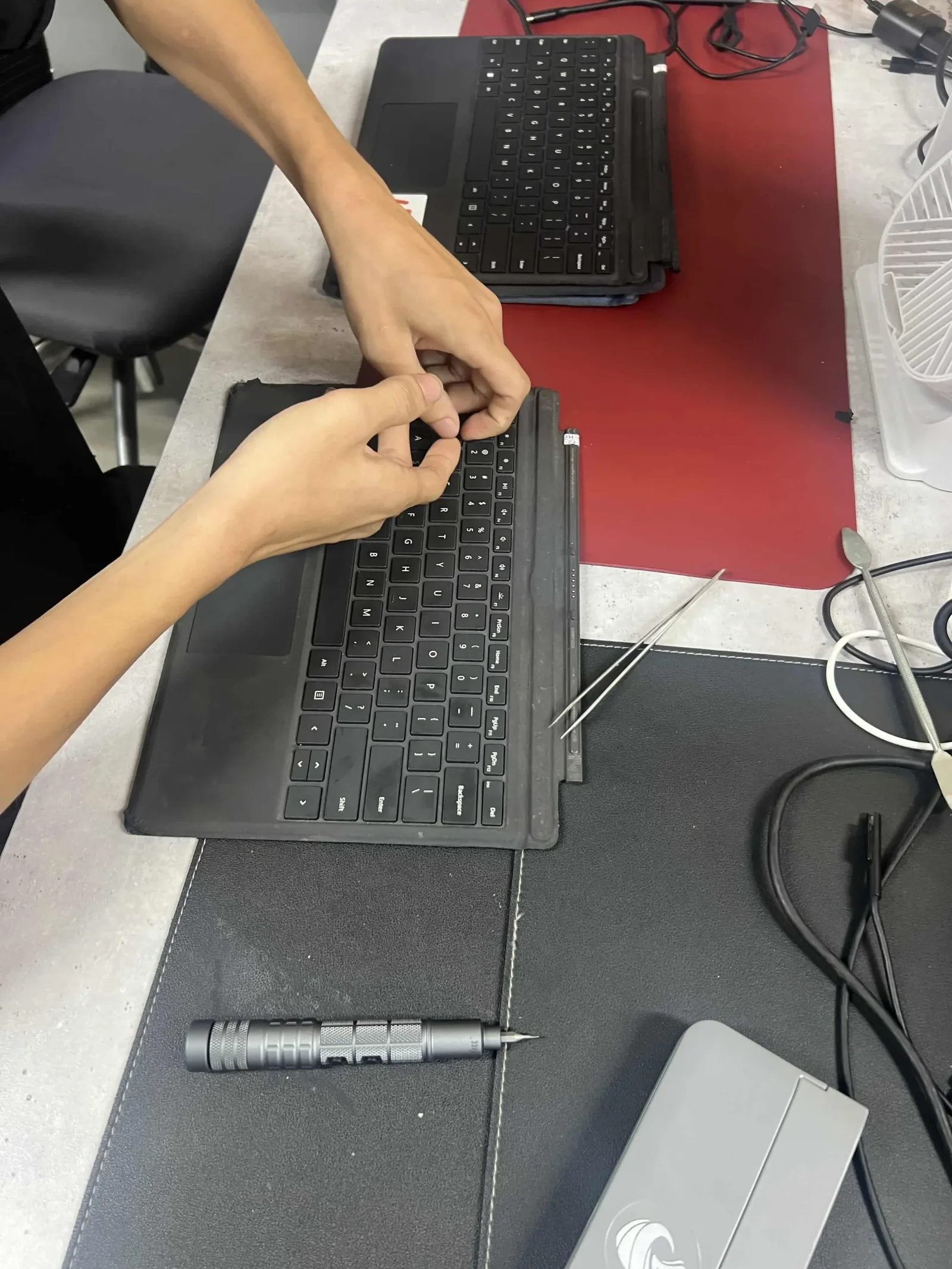 Kiểm tra độ phản hồi bàn phím Surface Type Cover sau khi thay cáp kết nối tại NewTechshop