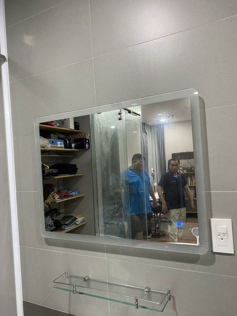 Gương led chữ nhật 80x60cm GLS M35R64 ánh sáng ngoài hoa văn