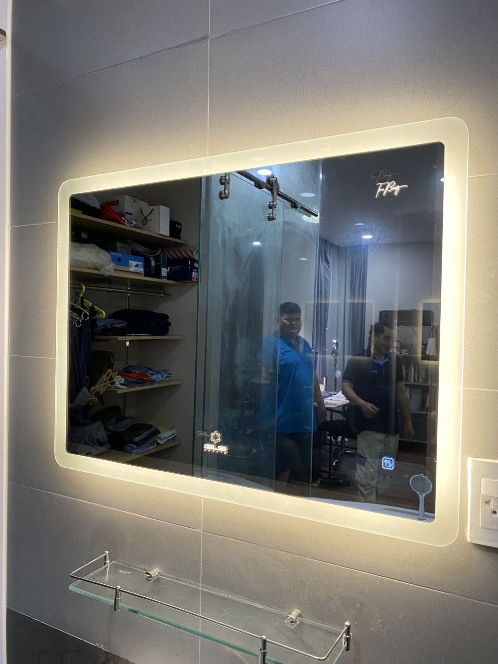 Gương led chữ nhật 80x60cm GLS M35R64 ánh sáng ngoài hoa văn