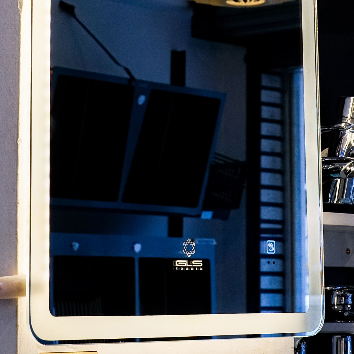 Gương led chữ nhật 50x70cm GLS M35R36 ánh sáng ngoài hoa văn