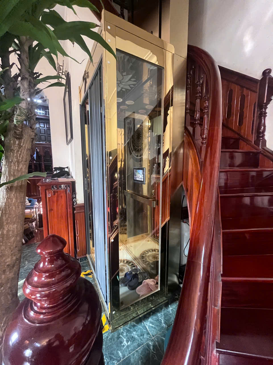 Thang máy thủy lực