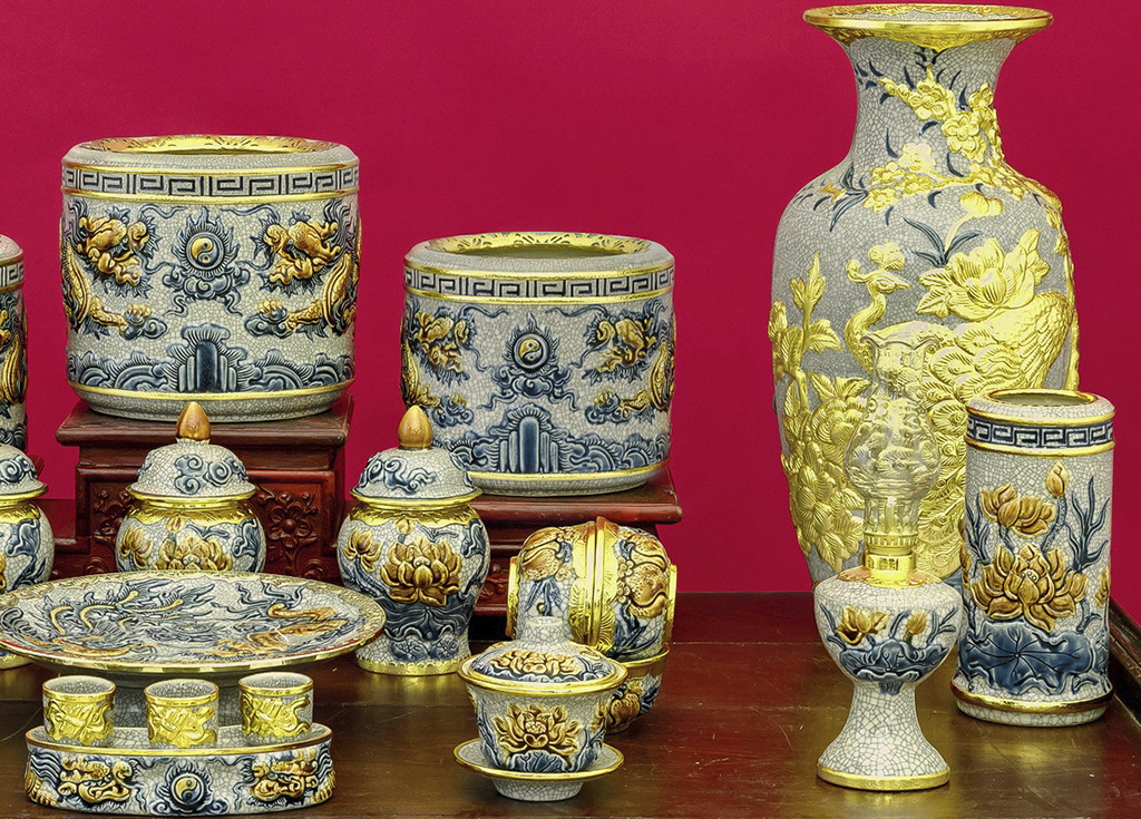 Dát vàng trên gốm sứ