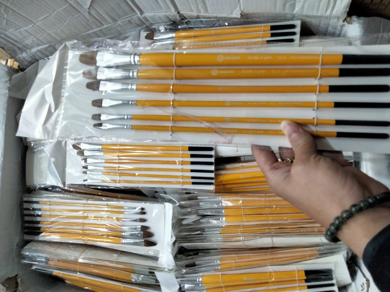 100 bộ bút lông sói cán vàng đầu bằng (6 cái / bộ)