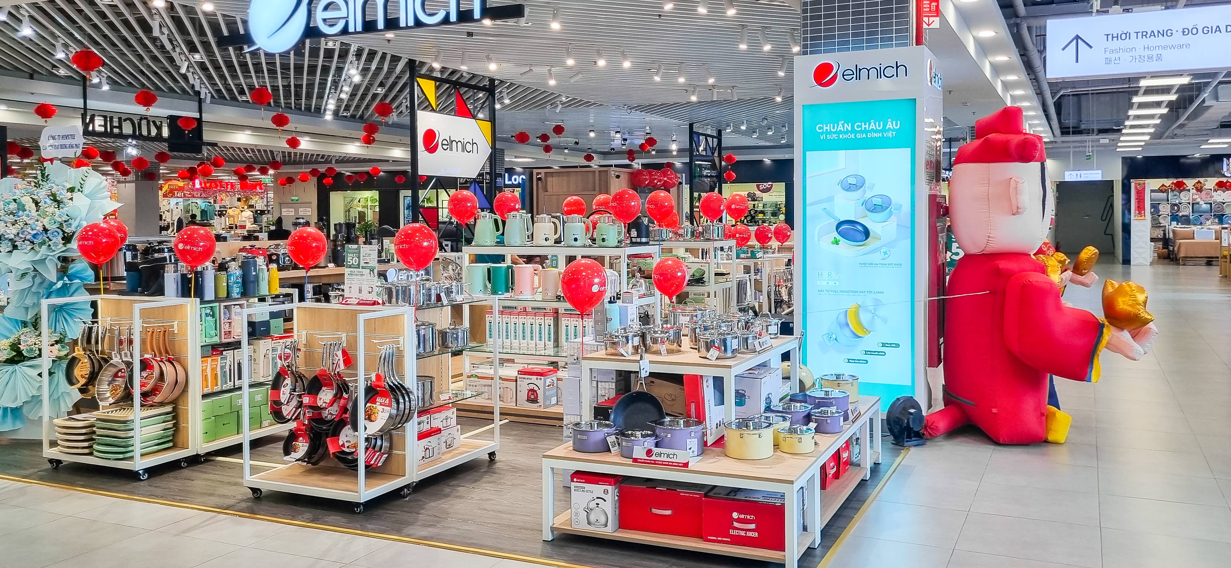 Tưng bừng không khí khai trương Showroom Vinh