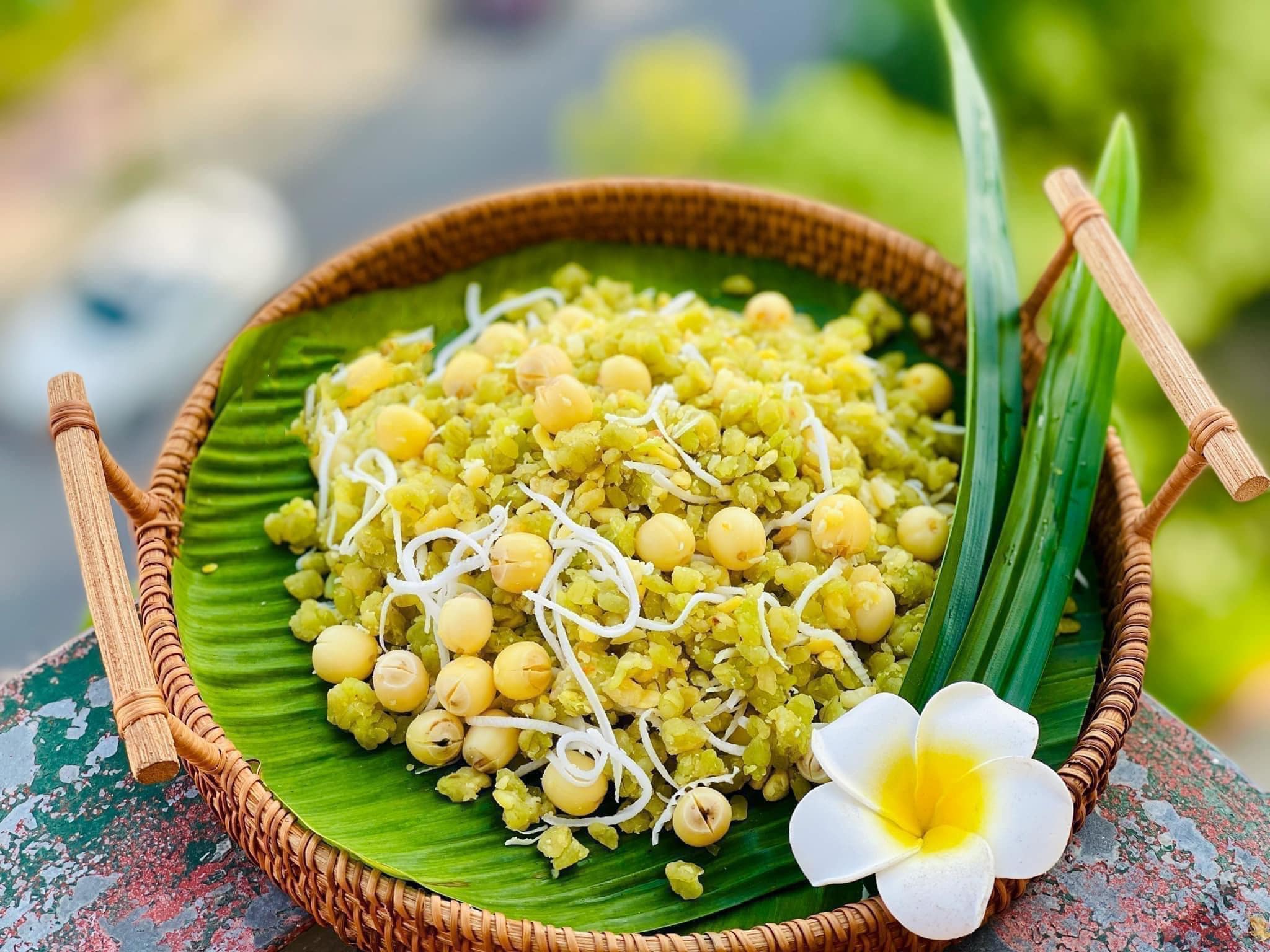 Cách làm xôi cốm hạt sen dẻo thơm ngọt bùi đón thu sang