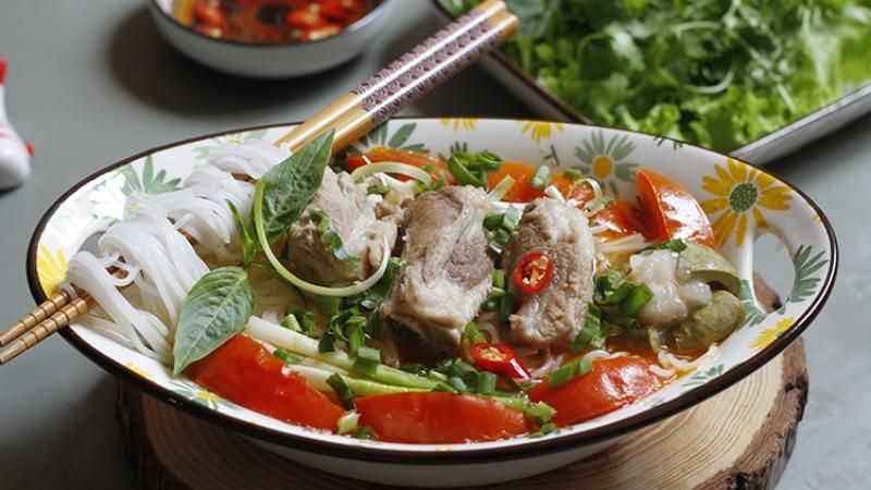 Cách nấu bún sườn chua siêu đơn giản, hương vị như nhà hàng