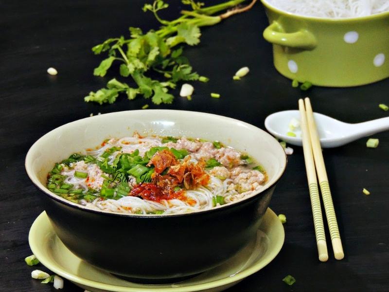 Nấu bún thịt băm cà chua siêu đơn giản tại nhà