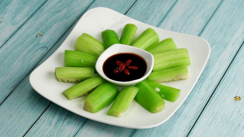 Làm món mướp luộc xanh mướt, ngọt lịm cho mâm cơm gia đình