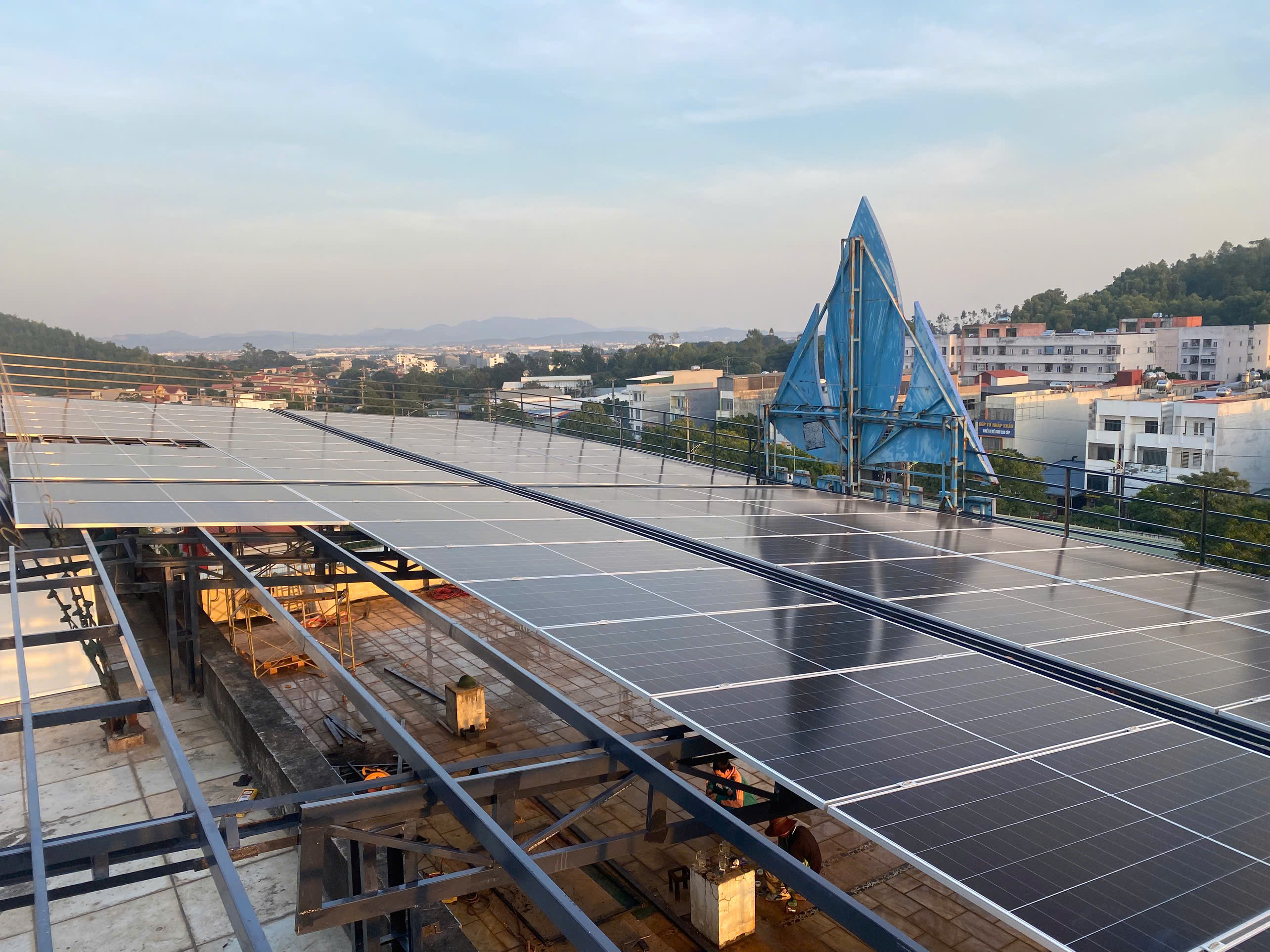 ☀️ LESMART HOÀN THÀNH LẮP ĐẶT HỆ THỐNG ĐIỆN MẶT TRỜI CHO NHÀ ANH HÙNG – NÚI LONG☀️