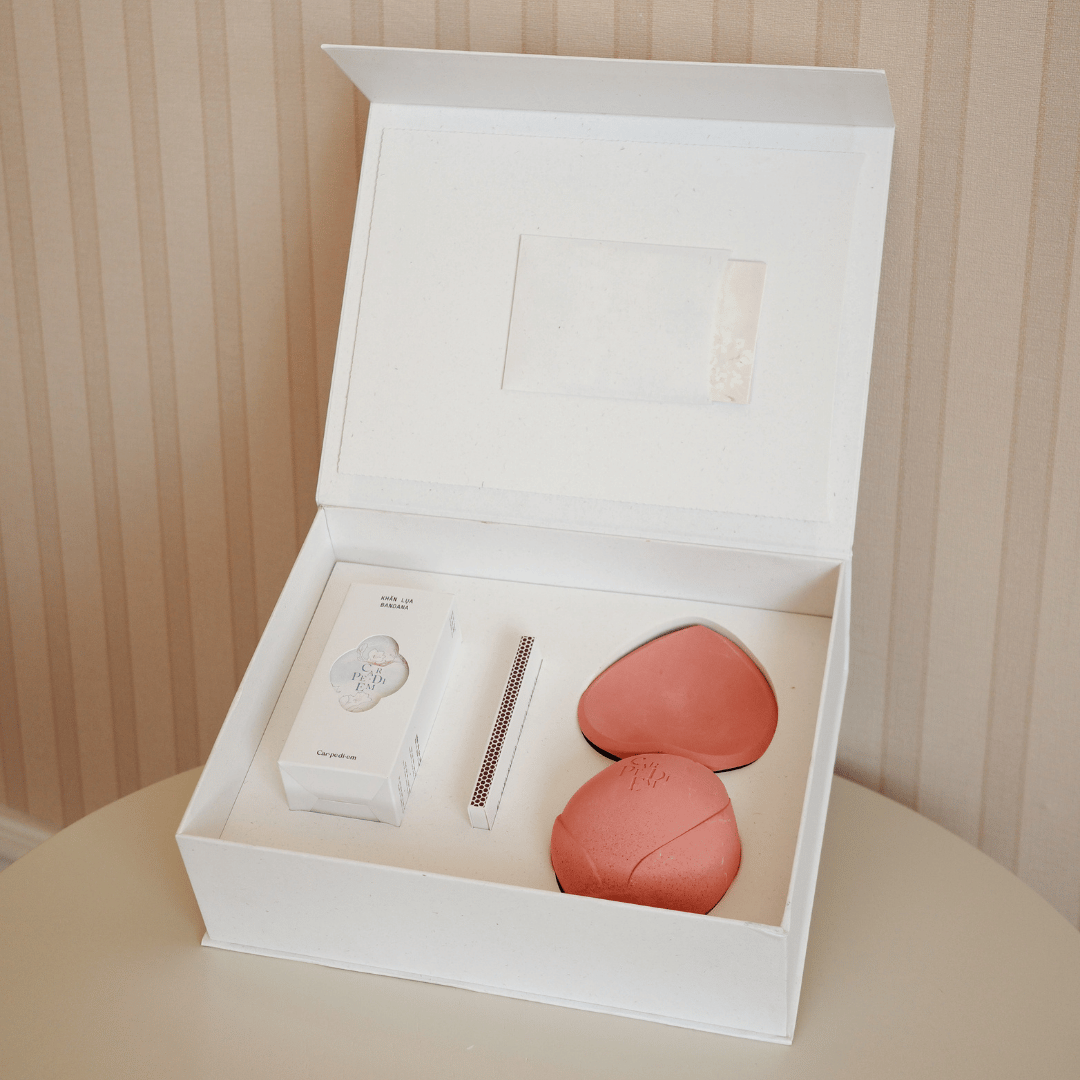 DIỆP HƯƠNG GIFT SET - Bộ quà tặng nến thơm hoa sen & khăn lụa Bandana