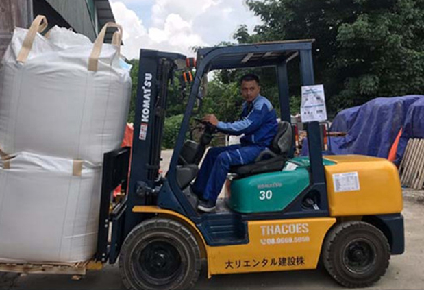 Ảnh bàn giao xe nâng Komatsu FD30T-14 nâng 4,5m chui công dịch giá cho khách tại Ninh Bình