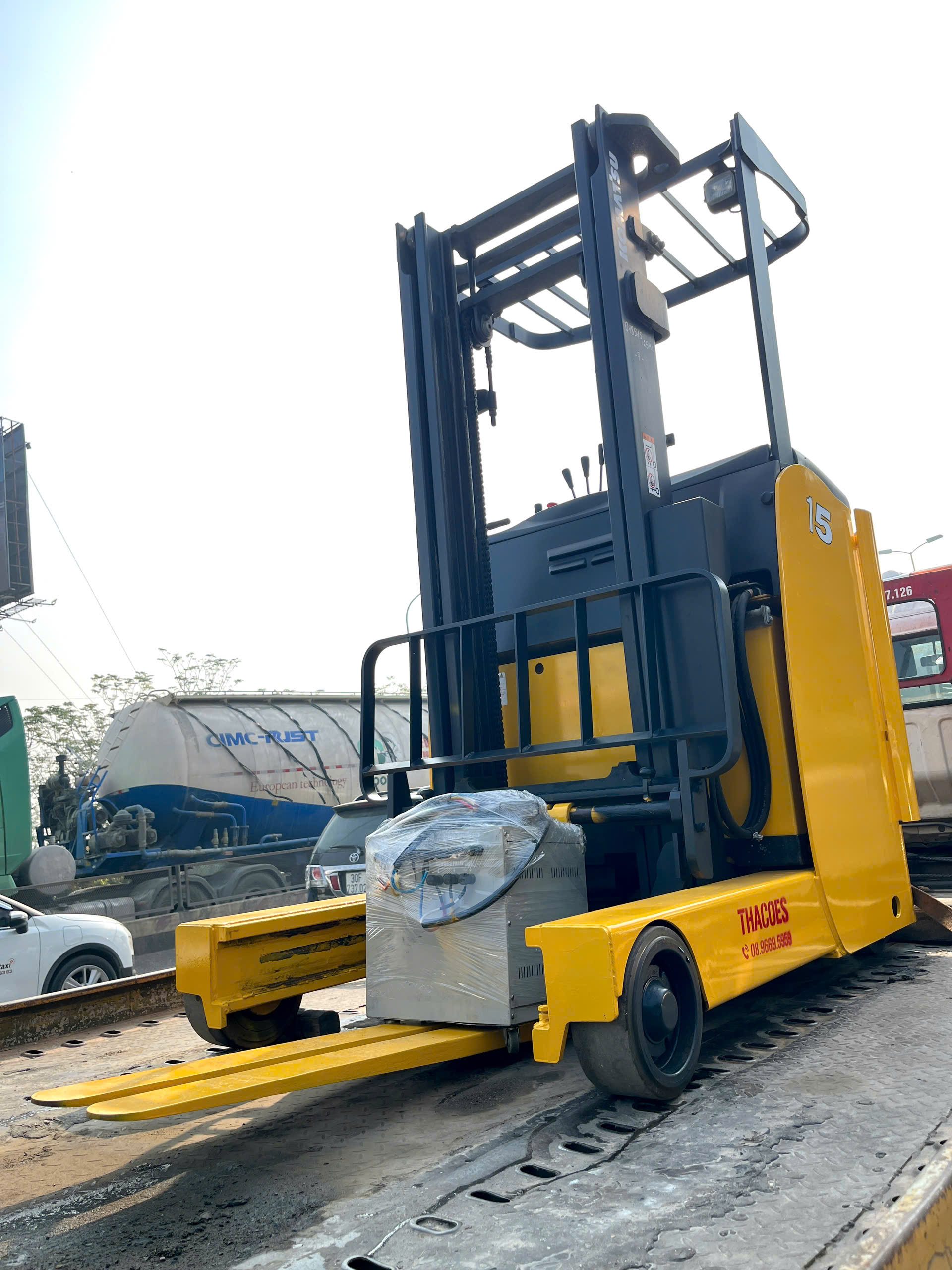 BÀN GIAO 1 XE NÂNG ĐIỆN 1,5 TẤN KOMATSU CHO KHÁCH CHƯƠNG MỸ, HÀ NỘI