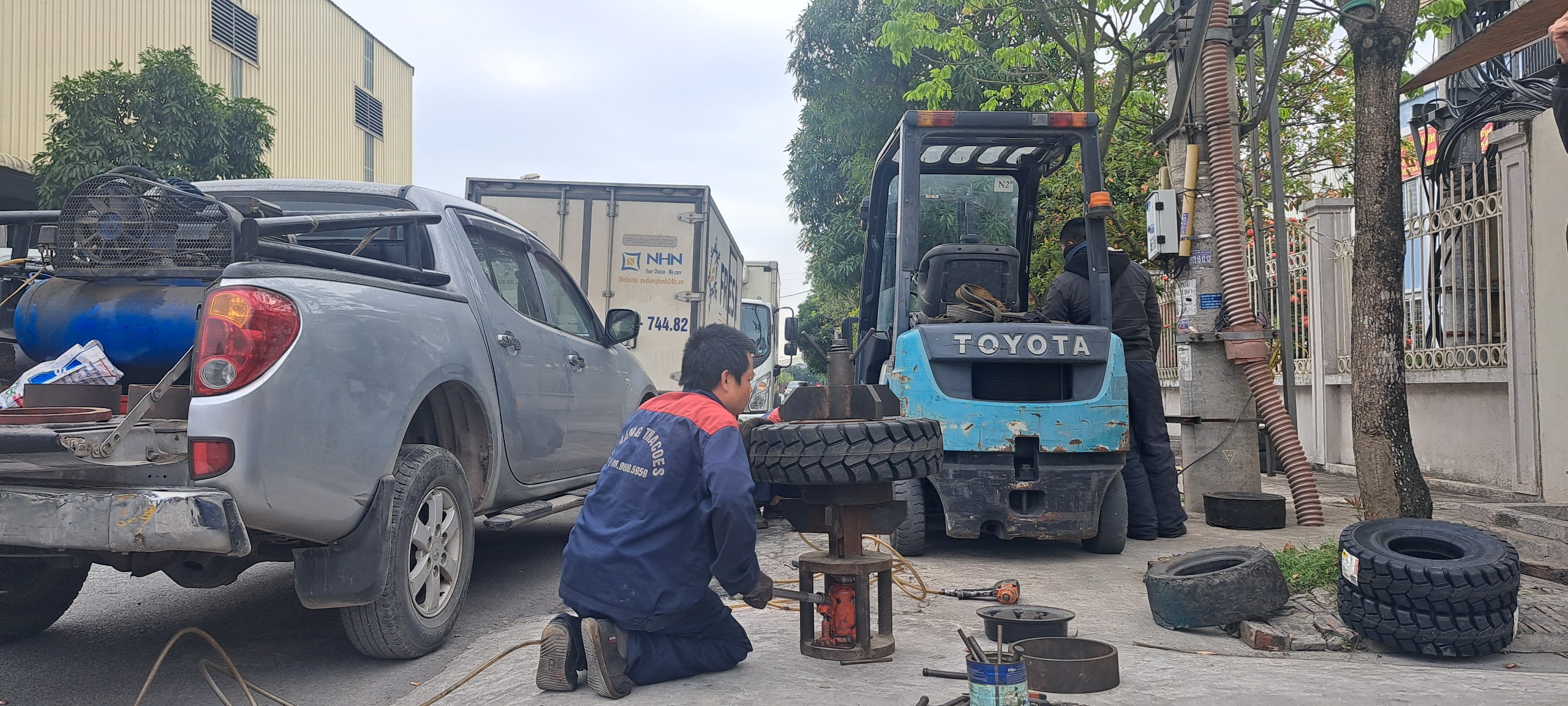 THAY LỐP XE NÂNG 700-15 | ÉP LỐP ĐẶC XE NÂNG 700-15