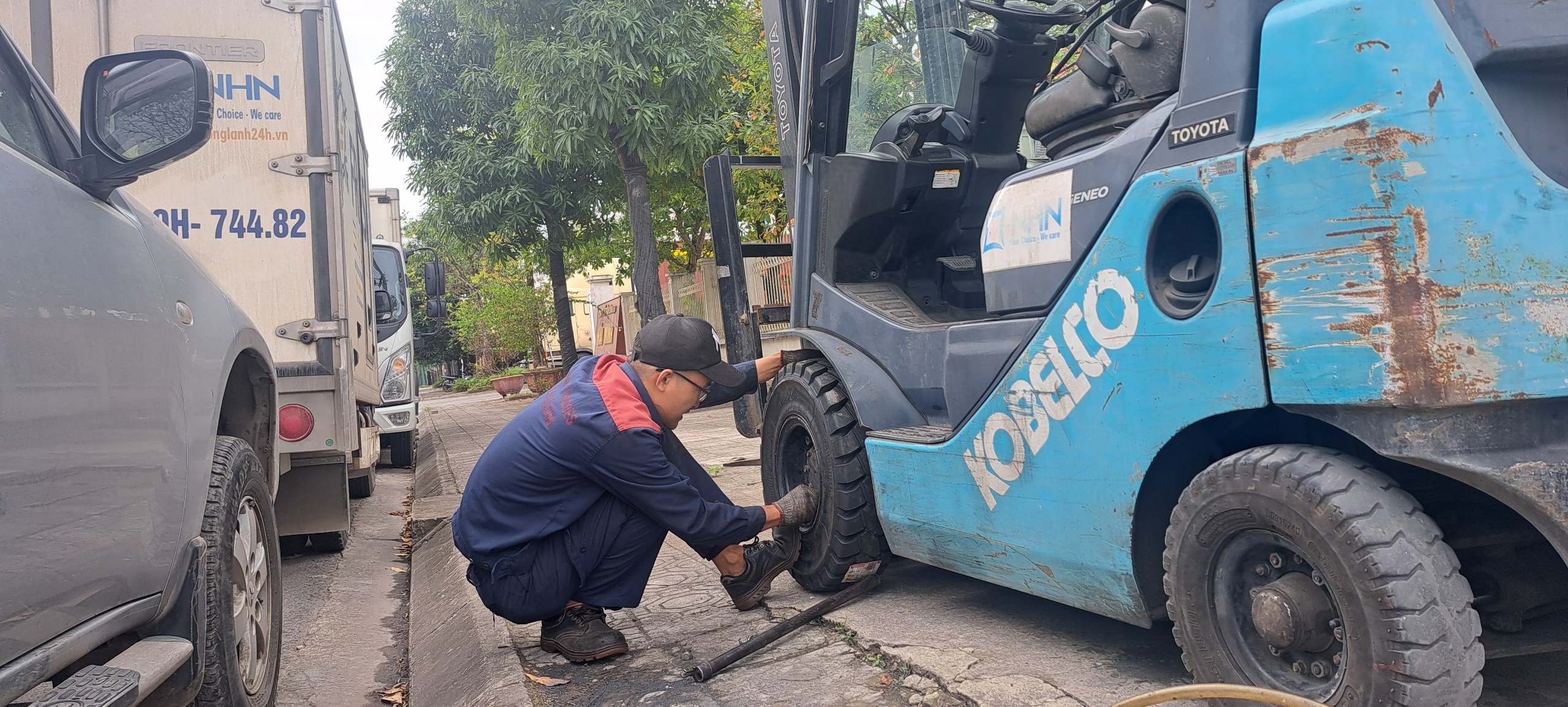 THAY LỐP XE NÂNG HƯNG YÊN GIÁ RẺ | ÉP LỐP ĐẶC XE NÂNG HƯNG YÊN GIÁ RẺ