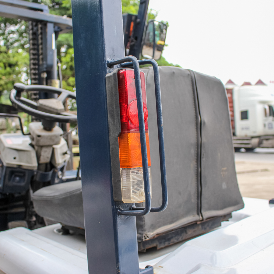 Xe nâng dầu Komatsu Nhật Bãi 2,5 Tấn FD25-11