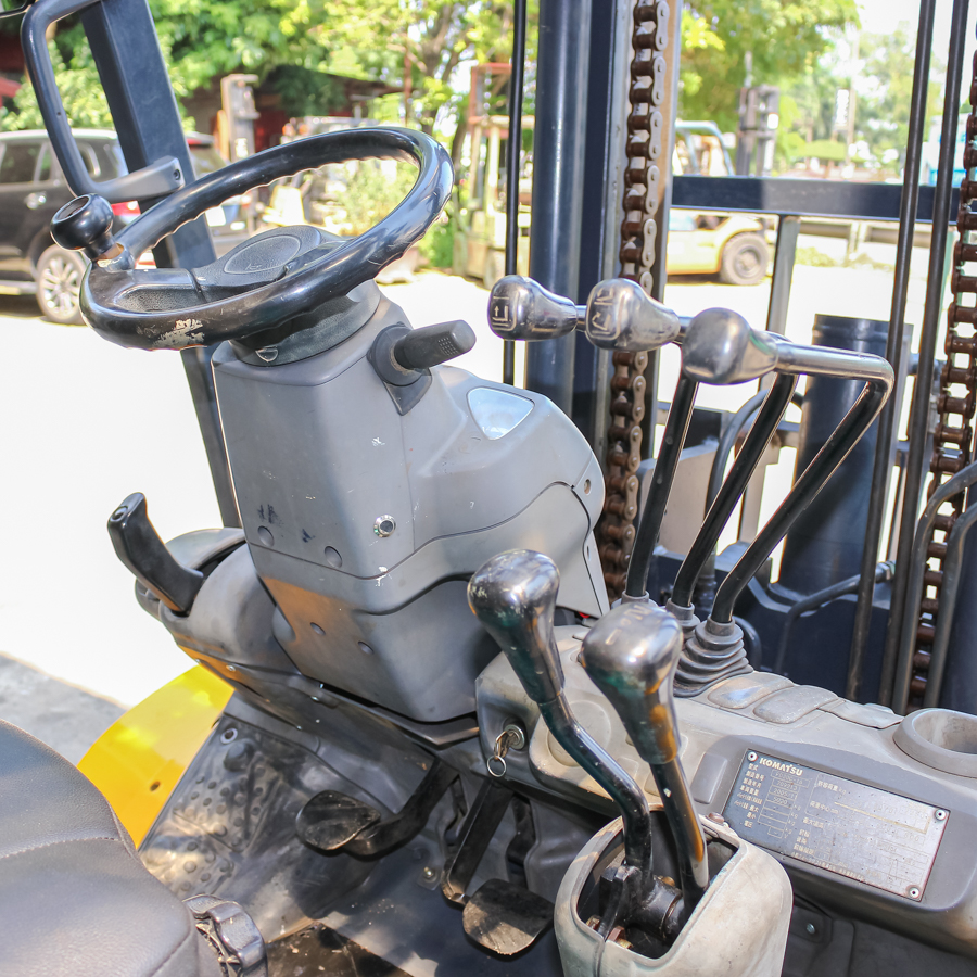 Xe nâng dầu Komatsu Nhật Bãi 3 Tấn FD30C-16 Gật gù lốp kép