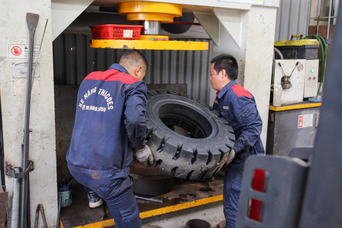 THAY LỐP XE NÂNG 8.25-20 | ÉP LỐP ĐẶC XE NÂNG 825-20